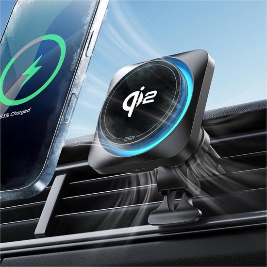 Een iPhone laadt op een zwarte magnetische Qi2-houder met blauwe LED-verlichting, bevestigd aan een auto ventilatierooster.
