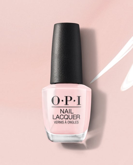 O.P.I. nagellakflesje met lichtroze nude lak en zwarte dop.