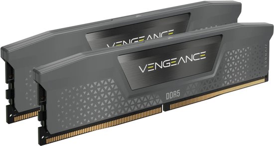 Twee Corsair Vengeance DDR5 RAM-modules in donkergrijs met een geborsteld metalen inzetstuk en VENGEANCE logo.