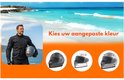 Man met matzwarte integraalhelm staat op een strand bij de zee. Triaalhelm opties getoond.