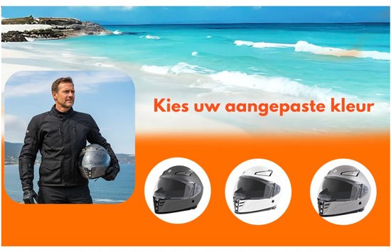 Man met matzwarte integraalhelm staat op een strand bij de zee. Triaalhelm opties getoond.