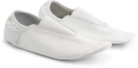 Een paar witte leren gymschoenen op een witte achtergrond, met spitse neuzen.