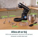 Zwarte keukenmixer met alle toebehoren: deeghaak, garde, menghaak, spatdeksel, spatel en RVS mengkom.