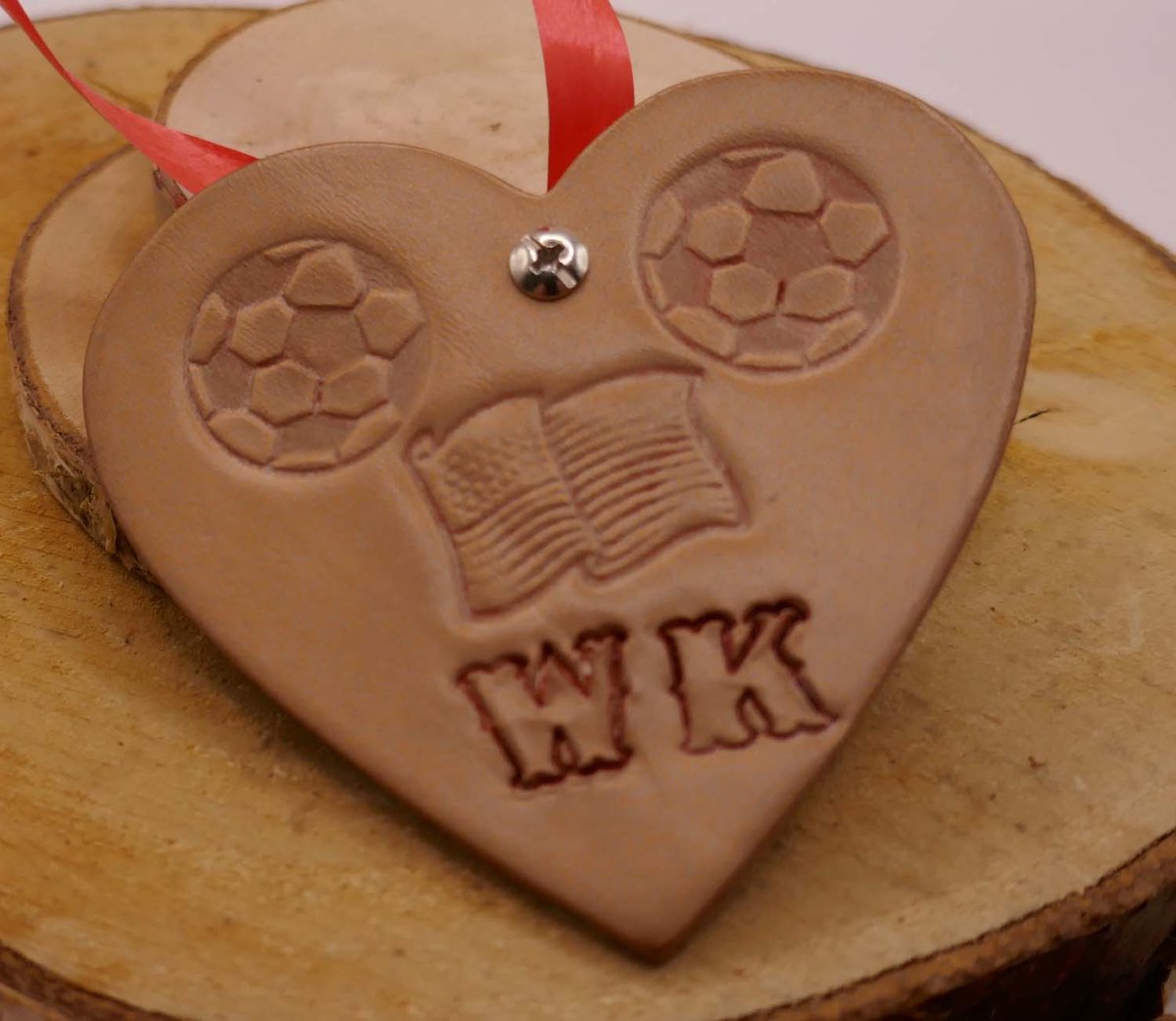 Lederen hartje medaille WK voetbal toernooi 2 voetballen, Amerikaanse vlag - leren medaille wereldkampioenschap voetbal 2026 - medaille liefde voor voetbal toernooi - leuke ketting / medaille voor voetbal fan - Nederlandse voetbal fan item
