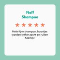 Witte kaart met sterren en tekst: "Naïf Shampoo" en een klantbeoordeling.