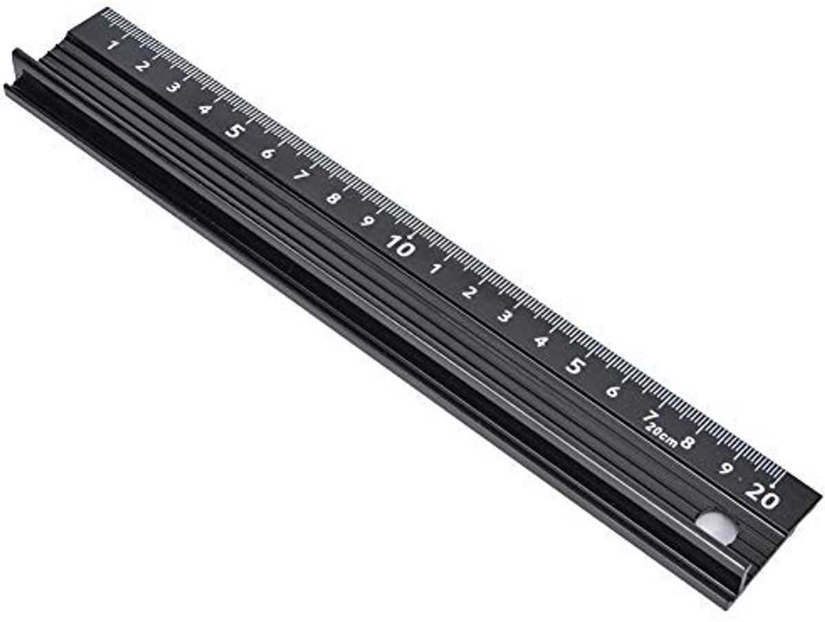 Dailygoods- Snijliniaal 20 cm - Aluminium Legering - Antislip Rubberstrip - Precisie Meetinstrument - Snijden in Lijnen - Beschermplaat tegen Ongelukken - Meetlat