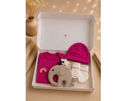 Kraamcadeau meisje Fuchsia origineel – Luxe Baby Giftset in Brievenbusdoos – Rompertje, Babymutsje, Sokjes & Knuffel/Tutpop Olifant – Perfect Babyshower & Gender Reveal Cadeau