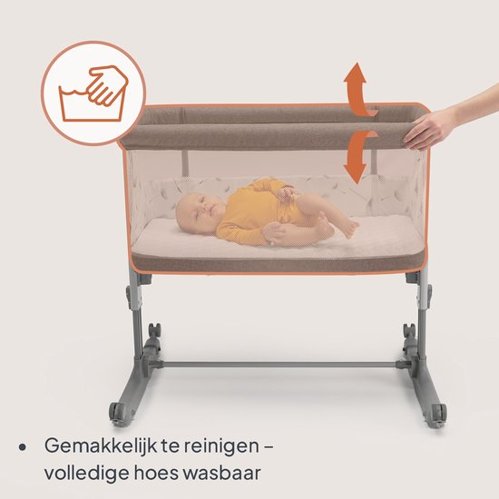 Baby in een lichtbruine co-sleeper met makkelijk te reinigen, wasbare hoes.