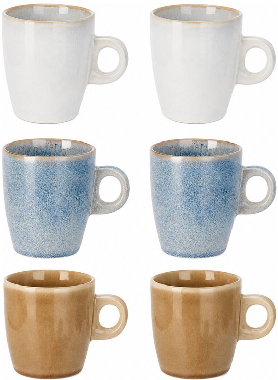Zes mokken in drie kleuren: wit, blauw en beige.