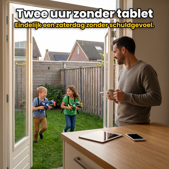 Man met koffie kijkt naar kinderen die buiten spelen met laserpistolen. Twee uur zonder tablet.
