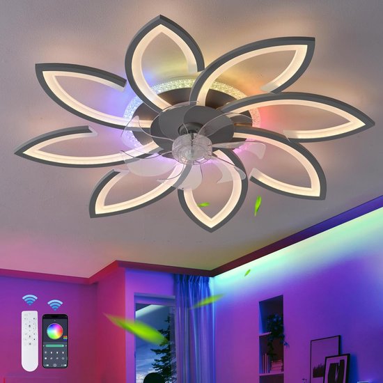 Moderne bloemvormige plafondventilatorlamp met RGB-verlichting en transparante bladen, gemonteerd aan een plafond in een kamer met gekleurde accentverlichting.