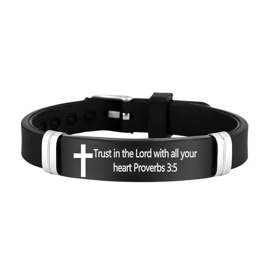 Zwarte siliconen armband met zilverkleurig metaal en gravure 'Trust in the Lord with all your heart Proverbs 3:5'.
