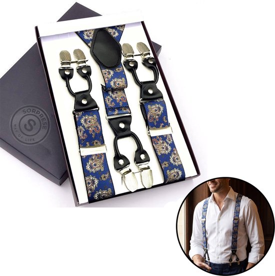 Koningblauw met paisley-patroon, met zwarte lederen details en zilveren clips. Gedragen door een man met wit overhemd.