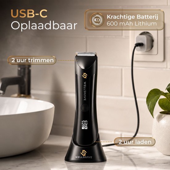 Zwarte Wellshave trimmer op een zwarte oplader, aangesloten op stopcontact. Krachtige batterij van 600 mAh, 2 uur trimmen, 2 uur laden.