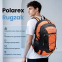 Een man draagt een oranje en zwarte Polarex rugzak. De tas is waterdicht nylon, met verstelbare banden en handige opbergvakken.
