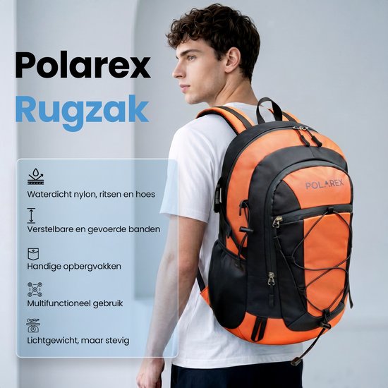 Een man draagt een oranje en zwarte Polarex rugzak. De tas is waterdicht nylon, met verstelbare banden en handige opbergvakken.