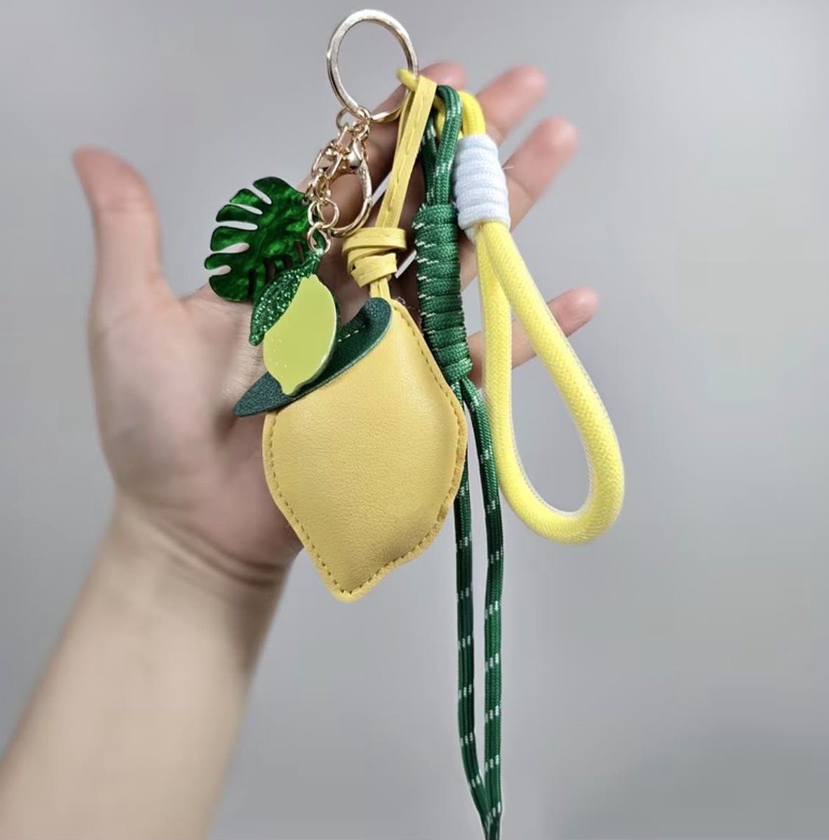 Lemon Bag Charm - Citroen Sleutelhanger met Polsband – Trendy Keychain voor Sleutels en Tas
