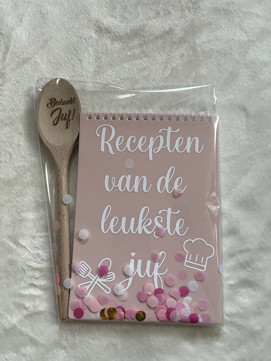 Roze receptenboekje met witte tekst 'Recepten van de leukste juf' en confetti. Houten lepel met tekst 'Bedankt Juf!', in plastic verpakking.