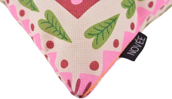 Kussen met roze en groene bladeren en stippen. NOVÉE label zichtbaar.