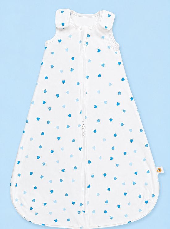 Witte babyslaapzak met blauwe hartjesprint en ritssluiting, op blauwe achtergrond.