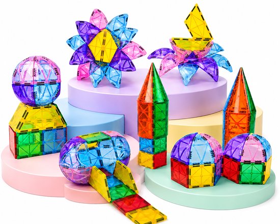 Un ensemble de blocs magnétiques colorés de formes variées, y compris des sphères, des triangles et des carrés, disposés sur des podiums pastel.