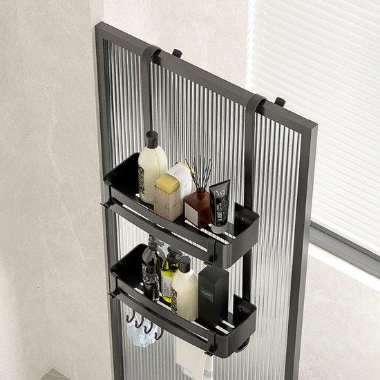 Zwarte douche organizer met twee etages, hangend aan een geribbelde douchedeur, gevuld met flesjes en handdoeken.