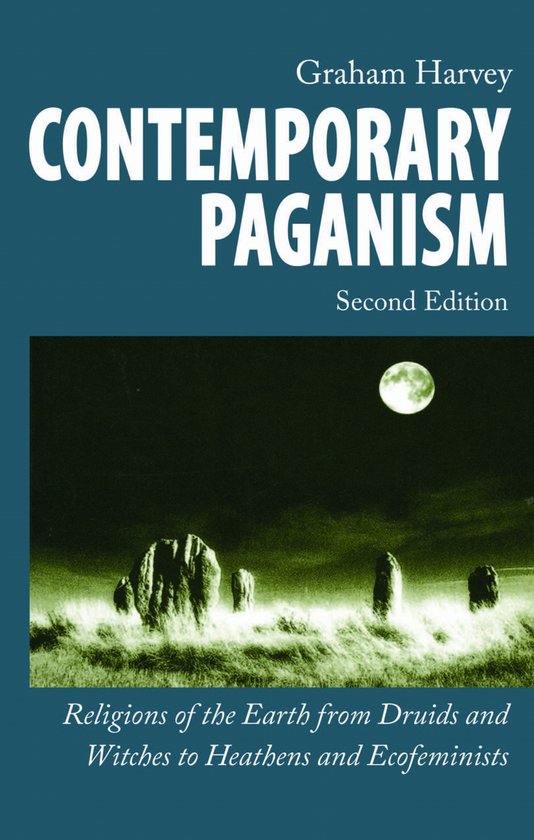 Boek 'Contemporary Paganism' door Graham Harvey, tweede editie. Met op de cover stenen op een heideveld bij maanlicht.