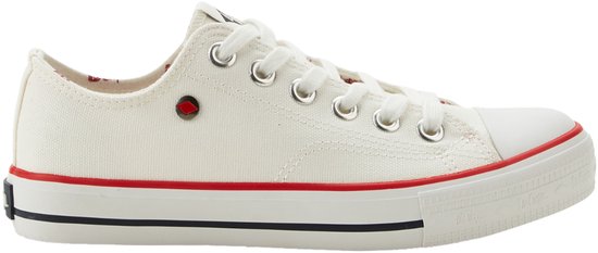 Witte Lee Cooper lage sneaker met rode en blauwe strepen op de zool.