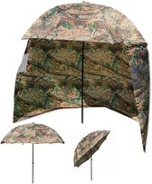 Camouflage paraplu met zijschermen, een kleinere gesloten paraplu en een opengewerkte paraplu op standaard.