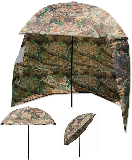 Camouflage paraplu met zijschermen, een kleinere gesloten paraplu en een opengewerkte paraplu op standaard.