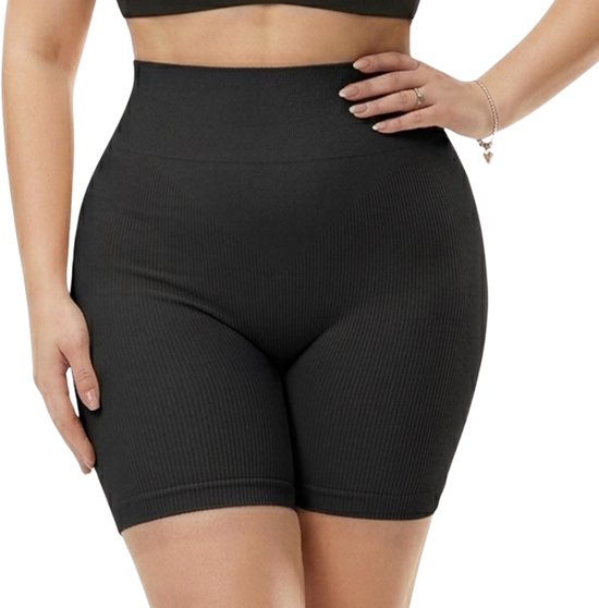 Model van voren gezien, draagt zwarte beha en zwarte shapewear shorts met hoge taille. Close-up van de shorts.