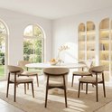 Ronde witte eettafel met vijf beige gestoffeerde stoelen met houten frame.