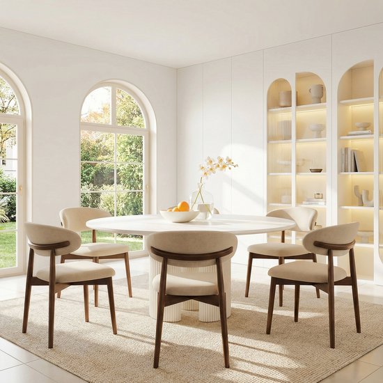 Ronde witte eettafel met vijf beige gestoffeerde stoelen met houten frame.