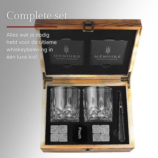 Luxe houten kist met daarin twee whiskeyglazen, acht whiskeystenen, een tang en twee slate onderzetters.