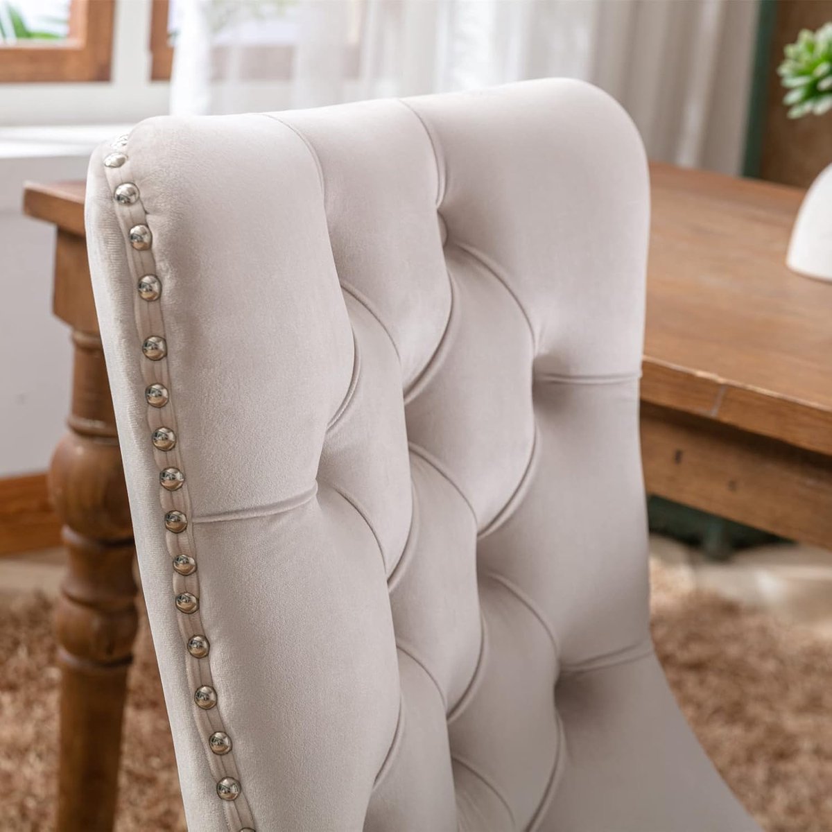 Luxe Velvet Eetkamerstoelen Set van 2 Beige – Gecapitonneerde Hoge Rug Stoelen met Houten Poten, Decoratieve Rivet Afwerking, Comfortabele Dining Chairs 65D x 50W x 95H cm