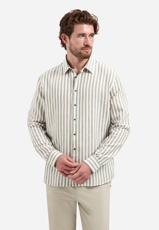 Model in een beige overhemd met verticale, brede witte en taupe strepen en handen gevouwen.