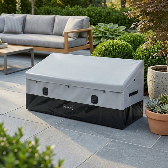 Grijze en zwarte buitenopbergbox in tuin met loungeset op achtergrond.