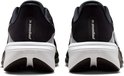 Achterkant van zwarte Nike Pegasus 42 hardloopschoenen met witte tekst.