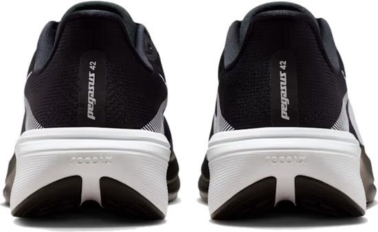 Achterkant van zwarte Nike Pegasus 42 hardloopschoenen met witte tekst.