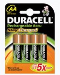 Verpakking met 4 Duracell Rechargeable Accu AA batterijen, groen met koperen top. "Stay Charged".