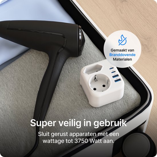 Witte Voomy reisstekker met een zwarte haardroger, gemaakt van brandwerende materialen, super veilig in gebruik.