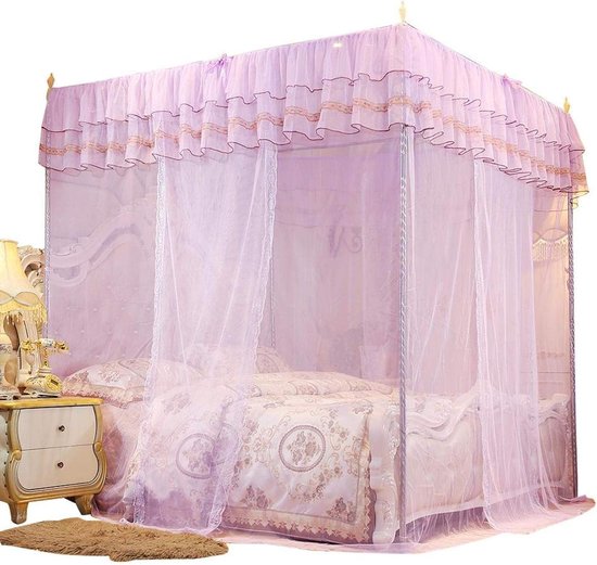 Een hemelbed in een lichte paarse kleur met ruches en kanten details.