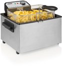 RVS frituurpan met mand vol goudgele frietjes. Inhoud van 5 liter.