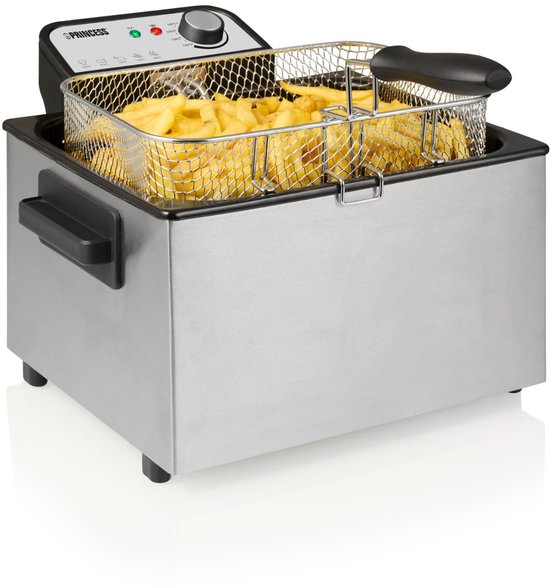 RVS frituurpan met mand vol goudgele frietjes. Inhoud van 5 liter.