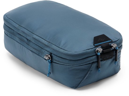 Een donkerblauwe, rechthoekige packing cube met twee ritsen aan de voorkant.