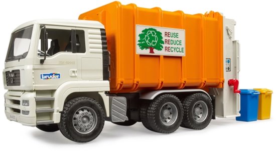 Witte vuilniswagen met oranje container. Tekst op zijkant: 'REUSE REDUCE RECYCLE'. Drie vuilnisbakken (blauw, geel, blauw) achter de wagen.