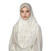 Model in crèmekleurige hijab met subtiele bloemenprint.