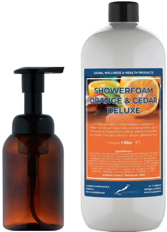Een bruine dispenser met pomp naast een grote witte fles showerfoam 'Orange & Cedar Deluxe'.