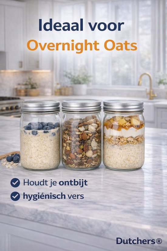 Drie glazen potten met overnight oats: met blauwe bessen, muesli en fruit.