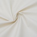 Textuurdetail van crème polyester stof, met zachte vouwen en een lichte glans.